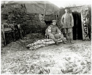 Soldados austriacos con un perro, 1914-18 de Austrian Photographer